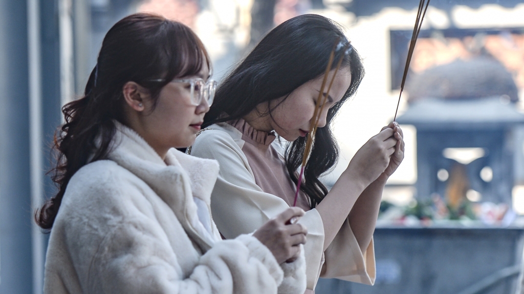 Đầu năm mới người trẻ nô nức đi lễ chùa