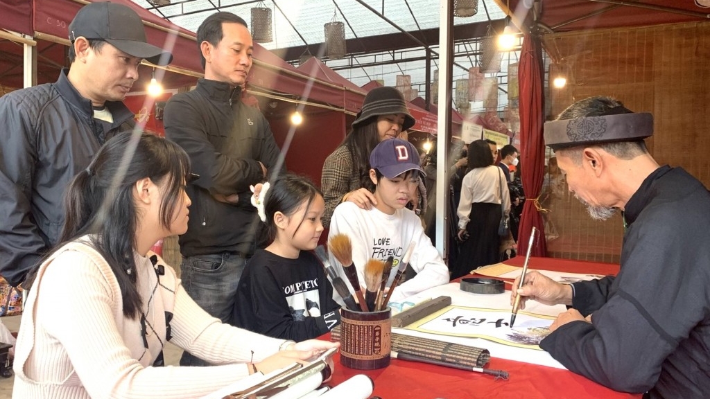 Giới trẻ háo hức xin chữ đầu năm, lưu giữ nét đẹp văn hoá truyền thống