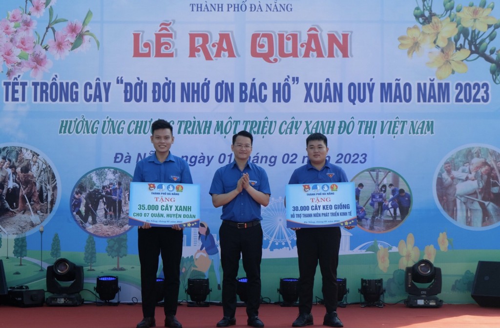 Anh Nguyễn Mạnh Dũng - Bí thư Thành đoàn Đà Nẵng trao 30 nghìn cây keo giống và 35 nghìn cây xanh cho 7 quận, huyện đoàn trên địa bàn thành phố (Ảnh Đ.Minh)