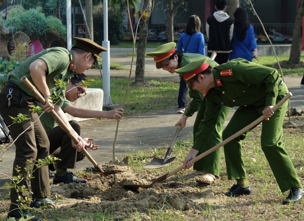 đoàn cơ sở lực lượng vũ trang sôi nổi hưởng ứng “Tết trồng cây đời đời nhớ ơn Bác Hồ” xuân Quý Mão 2023 (Ảnh Đ.Minh)