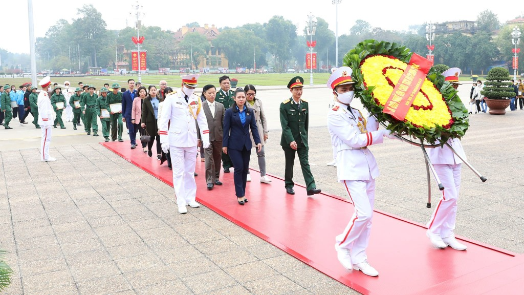 Đoàn đại biểu tuổi trẻ quận Hoàng Mai vào lăng viếng Chủ tịch Hồ Chí Minh