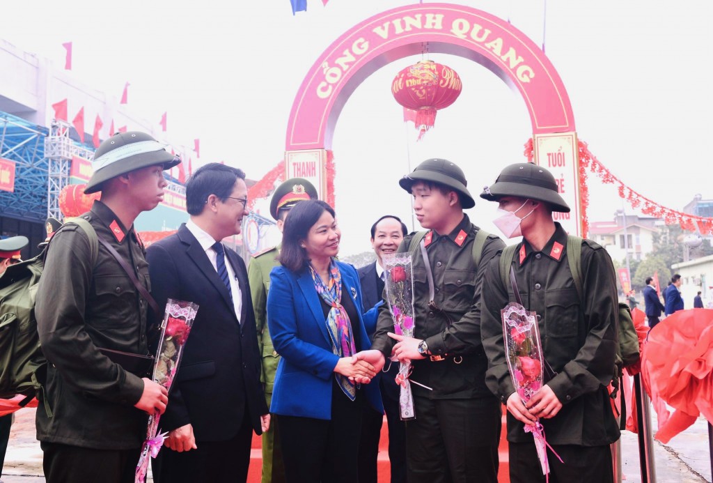 Đồng chí Nguyễn Thị Tuyến, Ủy viên BCH TƯ Đảng, Phó bí thư Thường trực Thành ủy Hà Nội tặng hoa và chào tạm biệt các công dân lên đường thực hiện nghĩa vụ quân sự