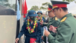 Hàng ngàn thanh niên Đà Nẵng chia tay người thân lên đường nhập ngũ