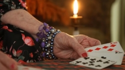 GenZ đi xem bói đầu năm: Đừng để tiền mất tật mang