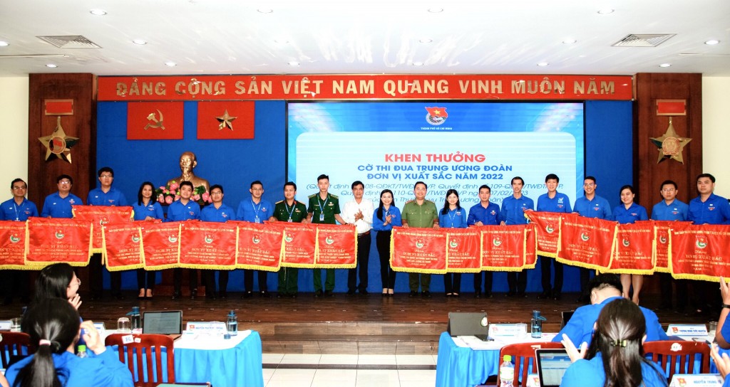 Phó bí thư Đoàn EVNHCMC Nguyễn Trương Anh Kiệt (thứ 2 từ trái) đại diện đơn vị đón nhận Cờ thi đua Đơn vị xuất sắc năm 2022 của Trung ương Đoàn