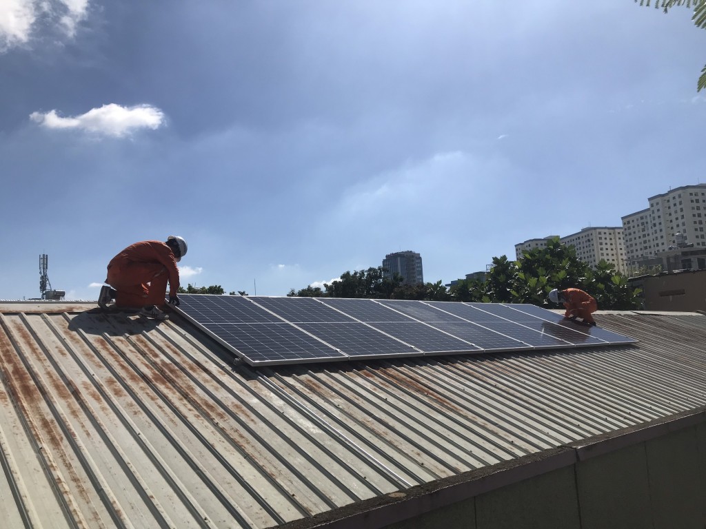 Thanh niên công nhân EVNHCMC lắp đặt hệ thống năng lượng mặt trời mái nhà cho các trường nuôi dạy trẻ em có hoàn cảnh đặc biệt của Thành phố