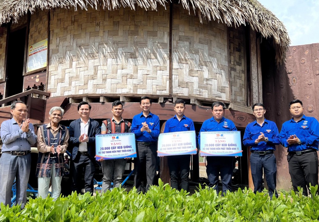 Thành đoàn Đà Nẵng và Huyện đoàn Hòa Vang trao cây giống cho thanh niên phát triển kinh tế (Ảnh Đ.Minh)