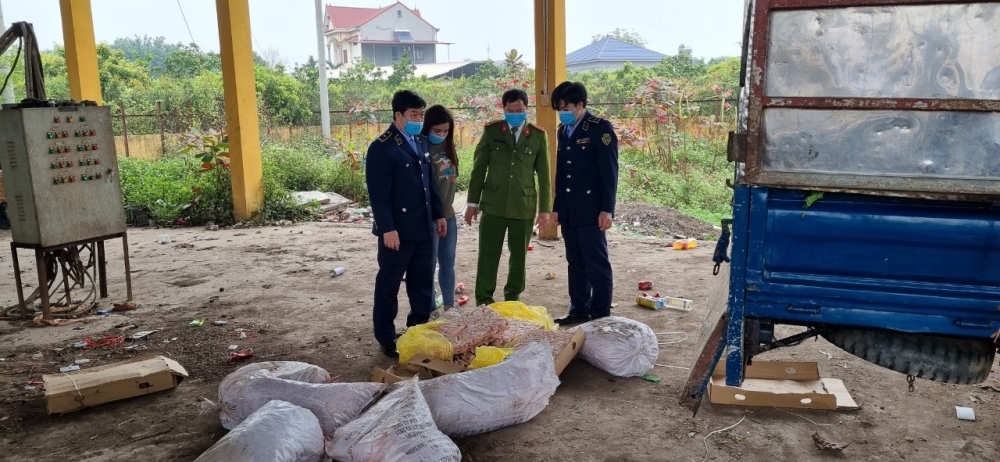 Bắc Giang: Phát hiện, tiêu hủy 2 tấn chân gà đông lạnh không rõ nguồn gốc