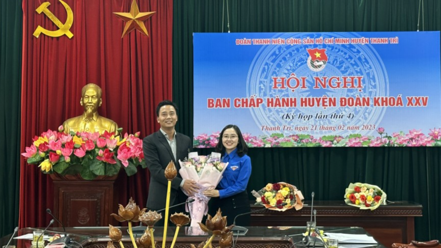 Phó Bí thư Thường trực Thành đoàn Hà Nội Nguyễn Đức Tiến tặng hoa chúc mừng tân Bí thư Huyện đoàn Thanh Trì