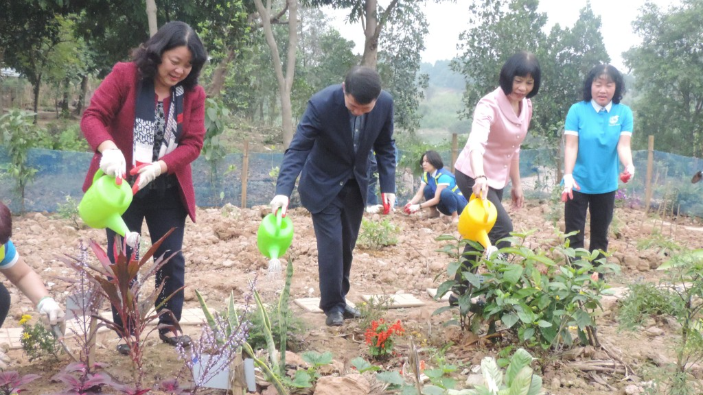 Các vị đại biểu tham gia trồng cây xanh