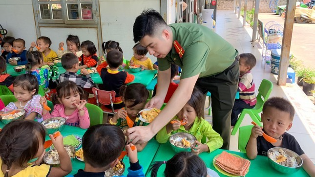 “Nuôi em Mộc Châu” và tấm lòng nhân ái của chàng trung úy công an