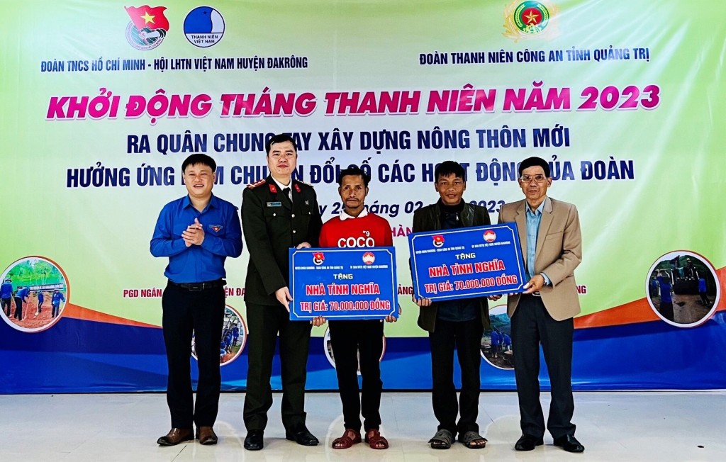 Đoàn thanh niên Công an tỉnh Quảng Trị trao tặng 2 ngôi nhà nhân ái trị giá 140 triệu đồng