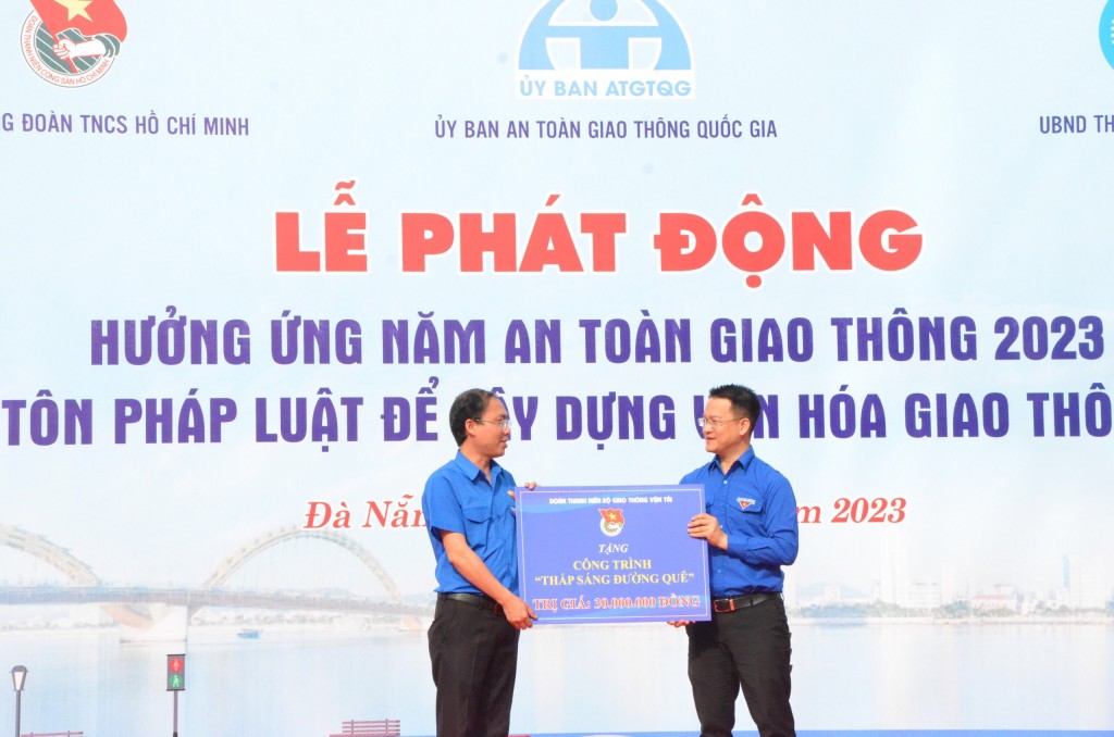 Đoàn Bộ Giao thông vận tải trao tặng công trình thanh niên thắp sáng đường quê trị giá 30 triệu đồng tại thành phố Đà Nẵng (ảnh Út Vũ)