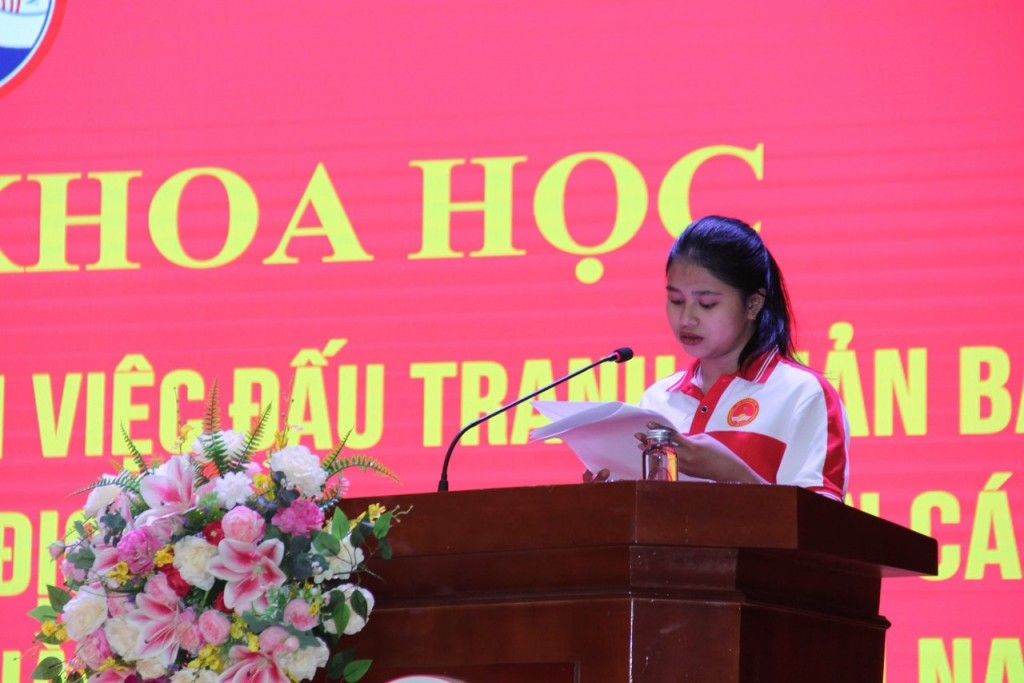 Sinh viên Trần Ái Mùi tham luận tại Hội thảo