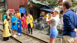 Hà Nội: Xử lý nghiêm tình trạng cố tình chèo kéo khách ở cà phê phố đường tàu