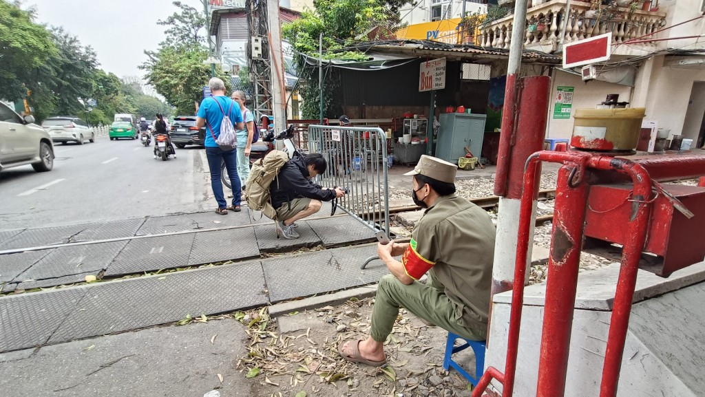 Hà Nội: Xử lý nghiêm tình trạng cố tình chèo kéo khách ở cà phê phố đường tàu