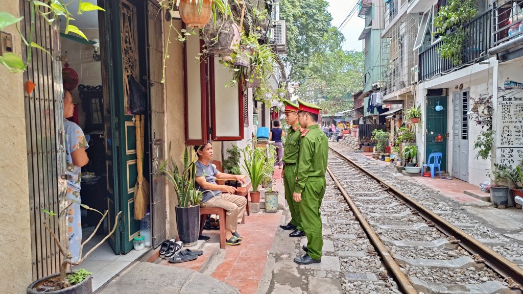 Hà Nội: Xử lý nghiêm tình trạng cố tình chèo kéo khách ở cà phê phố đường tàu