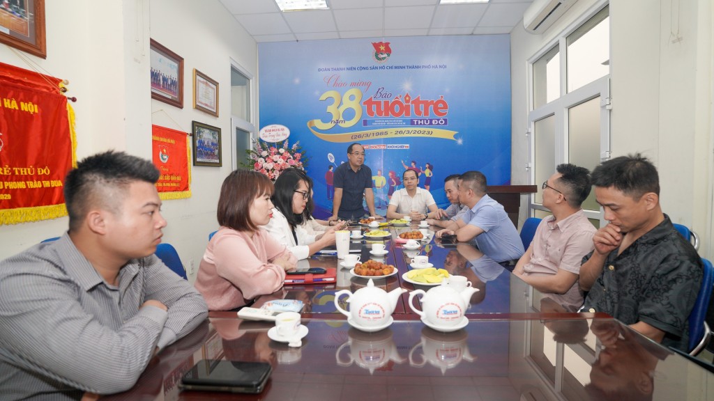 Lãnh đạo Thành đoàn Hà Nội chúc mừng 38 năm Báo Tuổi trẻ Thủ đô xuất bản số báo đầu tiên