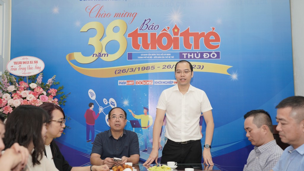 Lãnh đạo Thành đoàn Hà Nội chúc mừng 38 năm Báo Tuổi trẻ Thủ đô xuất bản số báo đầu tiên