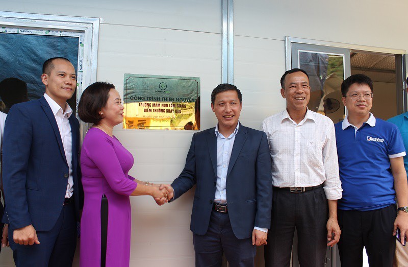 Anh Phạm Hải Bằng (ngoài cùng bên phải) cùng Hội Doanh nghiệp trẻ Hà Nội trao tặng công trình thiện nguyện điểm trường mầm non tại xã Lâm Giang, huyện Văn Yên, tỉnh Yên Bái