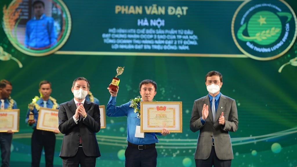 Anh Phan Văn Đạt nhận giải thưởng Lương Định Của lần thứ XVI, năm 2021