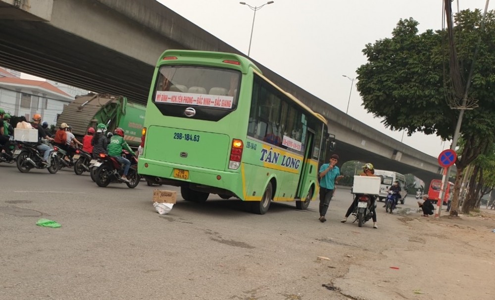 Hà Nội: Tái diễn tình trạng xe ngang nhiên đón trả khách sai quy định