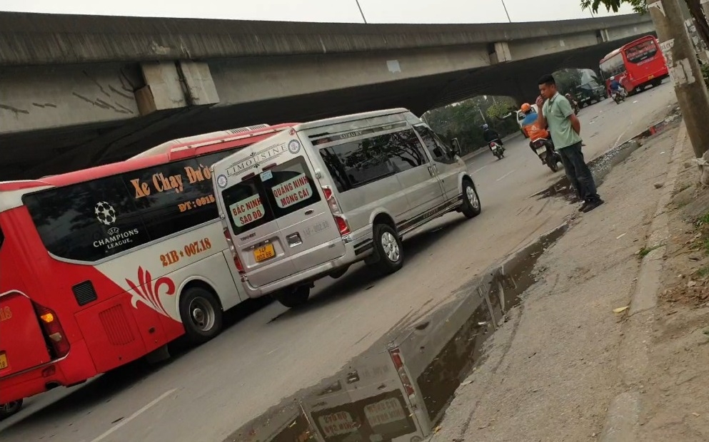 Hà Nội: Tái diễn tình trạng xe ngang nhiên đón trả khách sai quy định