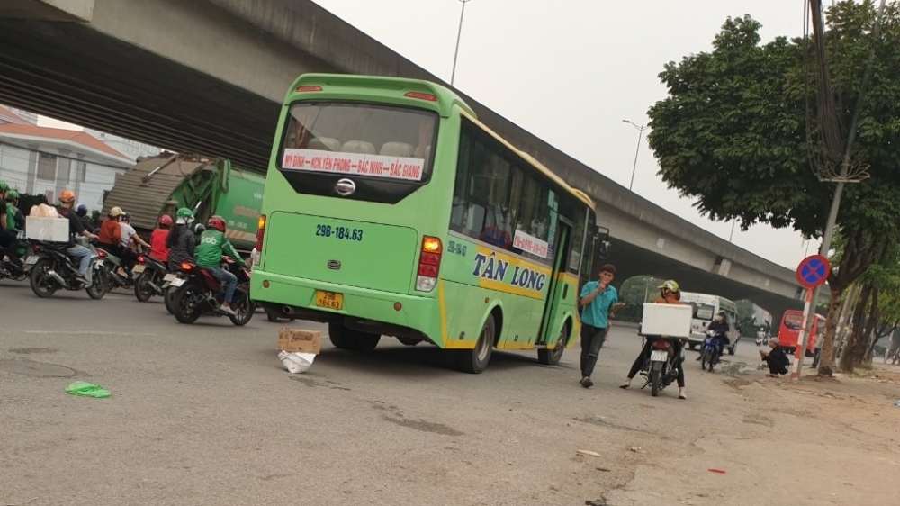 Hà Nội: Tái diễn tình trạng xe ngang nhiên đón trả khách sai quy định