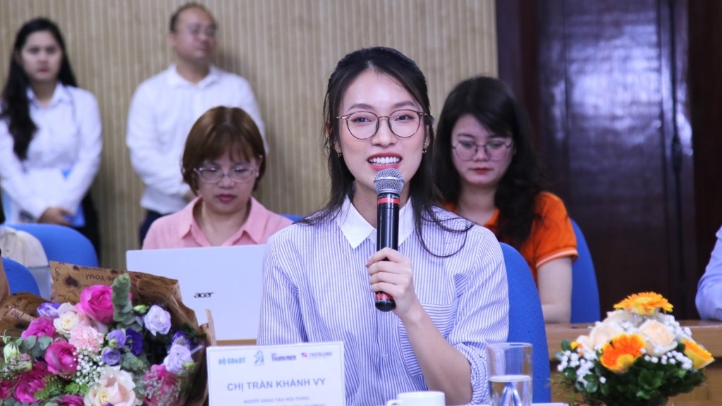 “Hot girl bảy thứ tiếng" và “siêu trí tuệ” tiếp sức sĩ tử