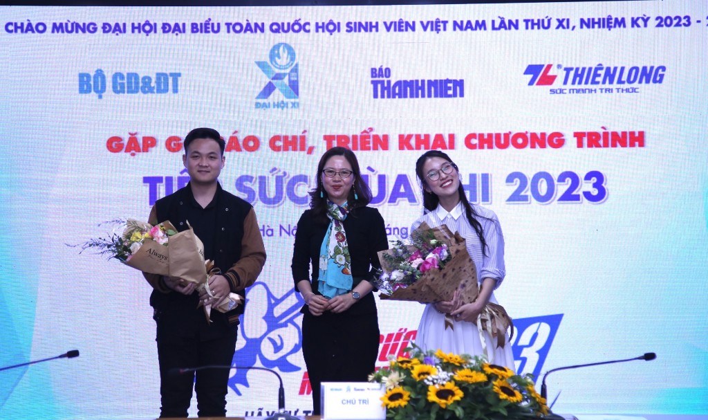 Hai đại sứ của chương trình “Hot girl bảy thứ tiếng