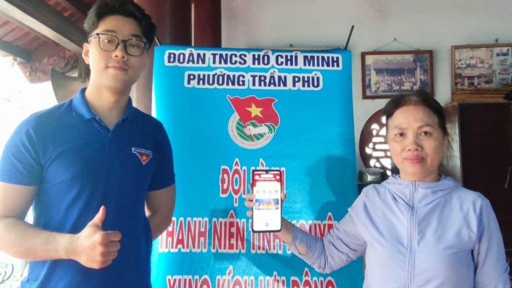 Thanh niên quận Hoàng Mai hỗ trợ người dân cài đặt app VNeid