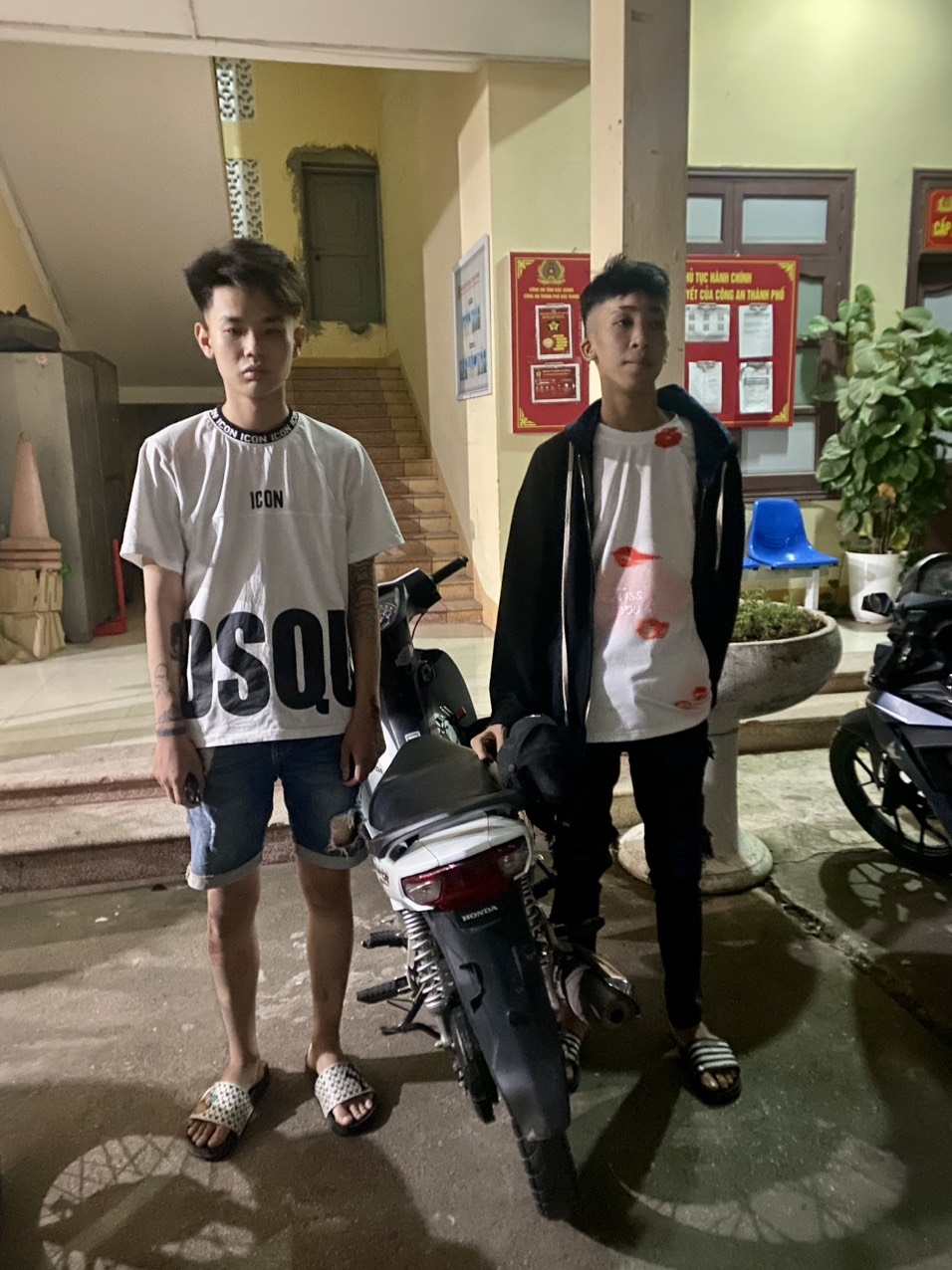 Bắc Giang: Liên tiếp bắt giữ 3 vụ thanh niên mang dao kiếm “diễu phố”