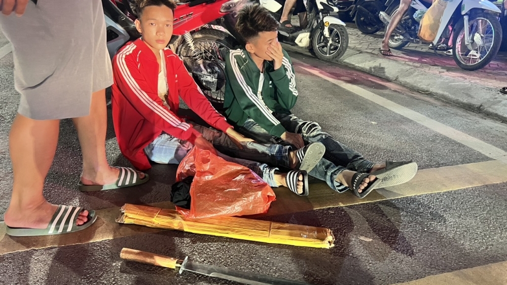 Bắc Giang: Liên tiếp bắt giữ 3 vụ thanh niên mang dao kiếm “diễu phố”