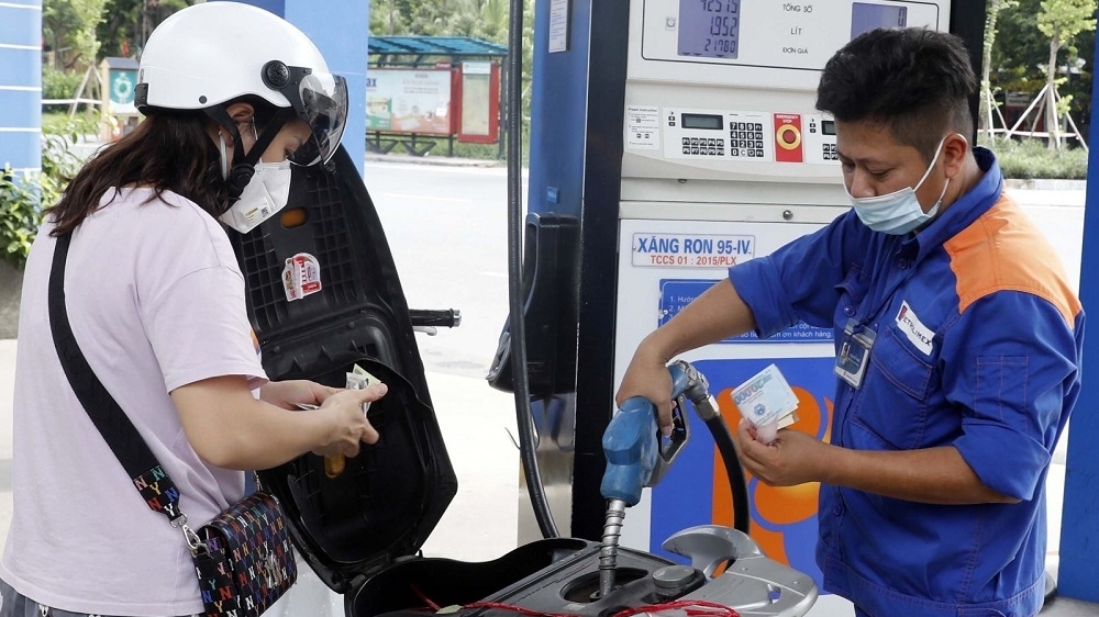 Giá xăng giữ nguyên, dầu tăng giảm tùy loại