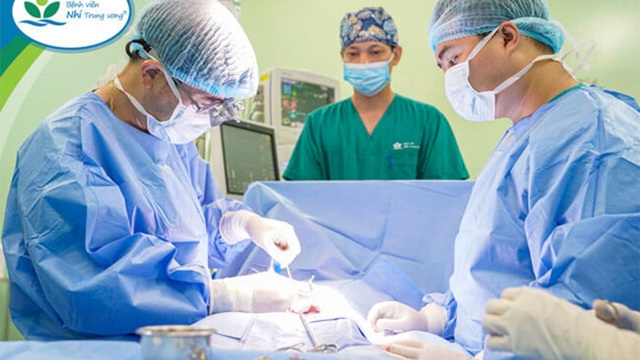 Ghép thận tự thân cho bé trai bị cao huyết áp, suy tim