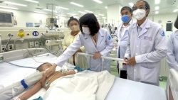 Trẻ mắc tay chân miệng từ các địa phương đổ dồn về TP HCM