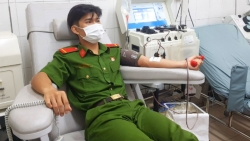 Khánh Hòa: Chiến sĩ Cảnh sát cơ động hiến máu cứu người khẩn cấp lúc nửa đêm