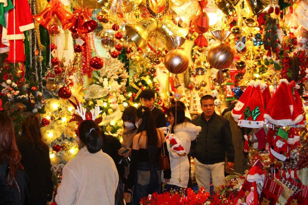 Năm nay đồ chơi và đồ trang trí Giáng sinh năm nay tại phố Hàng Mã rất đa dạng, có nhiều mẫu mã, kiểu dáng mới. Các mặt hàng quen thuộc trong dịp Giáng sinh được bày bán thu hút sự quan tâm của người dân như: cây thông, vòng nguyệt quế, ông già Noel, người tuyết,…