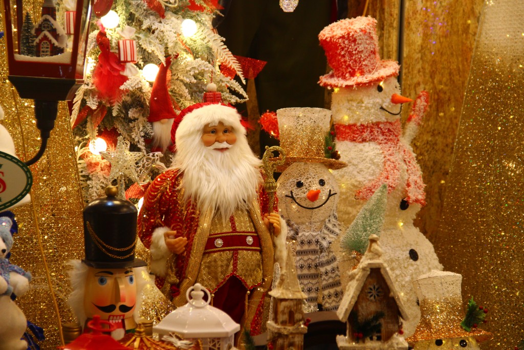 Nhiều món đồ chơi mang đậm phong cách phương tây, đem lại không khí Giáng sinh như trong những câu chuyện cổ tích.