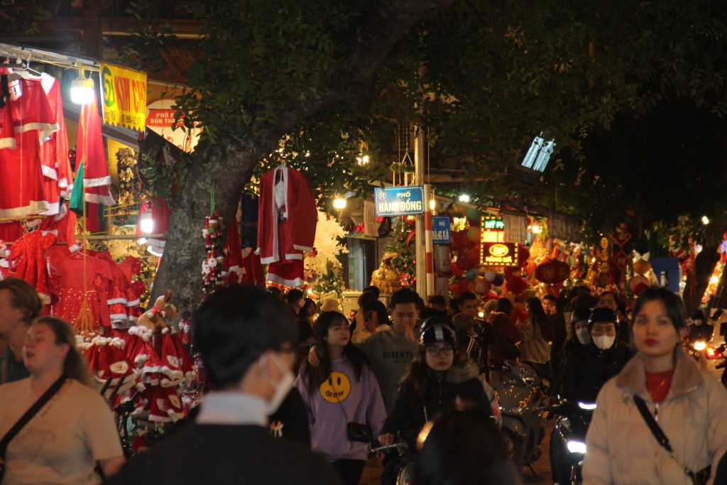 Giới trẻ “chen chân” tại phố Hàng Mã tận hưởng không khí Giáng sinh sớm