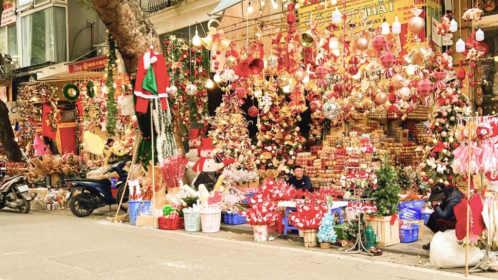 Các cửa hàng trên phố Hàng Mã rực rỡ sắc màu chào đón giáng sinh