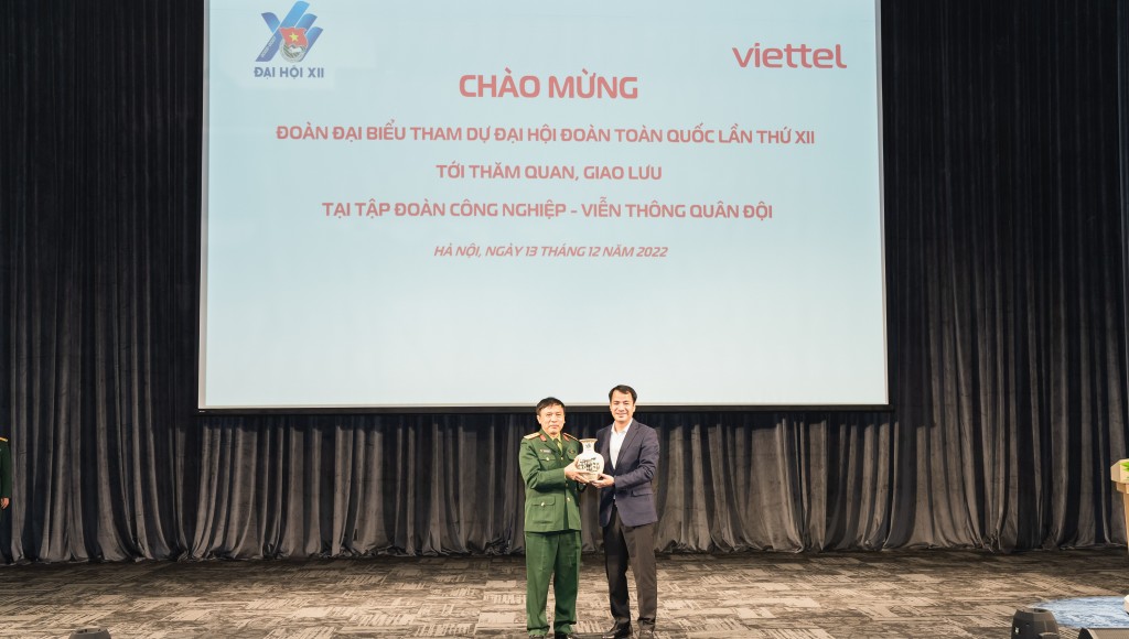 Đồng chí Ngô Văn Cương tặng quà cảm ơn lãnh đạo Tập đoàn Viettel