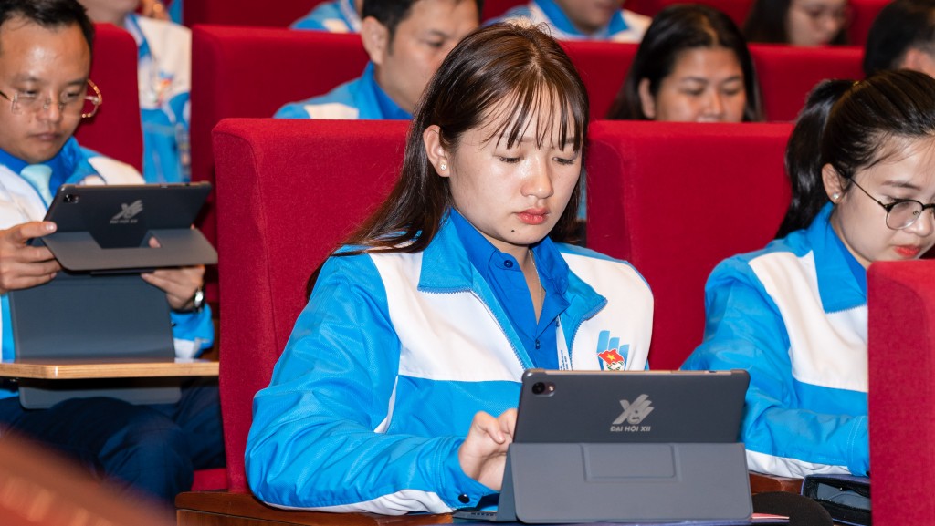 Mỗi đại biểu sẽ được cấp 1 máy tính bảng thay thế cho những giấy tờ liên quan cũng như bỏ phiếu Mỗi đại biểu sẽ được cấp 1 máy tính bảng thay thế cho những giấy tờ liên quan cũng như bỏ phiếu