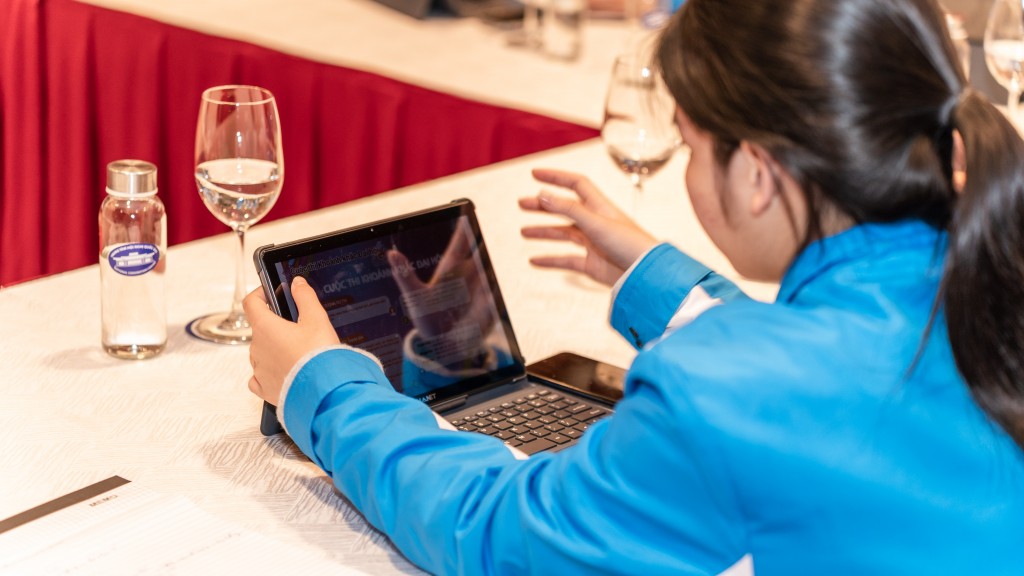 Thông tin đại hội, các văn kiện,... đại biểu có thể truy cập qua ứng dụng đại hội Thông tin đại hội, các văn kiện,... đại biểu có thể truy cập qua ứng dụng đại hội