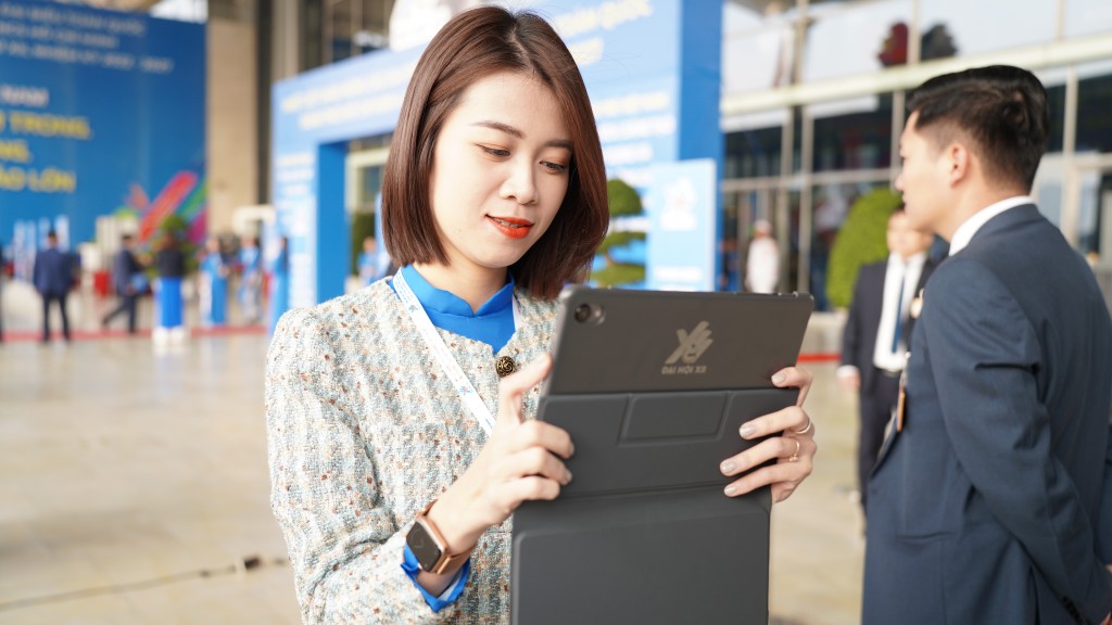 Đại biểu sử dụng máy tính bảng được cấp trong suốt kỳ đại hội Đại biểu sử dụng máy tính bảng được cấp trong suốt kỳ đại hội