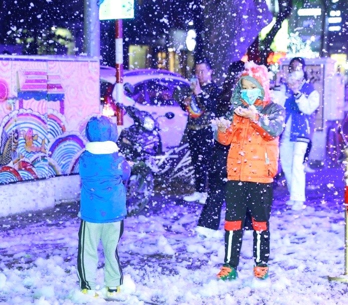 Giới trẻ Hà thành trải nghiệm tuyết rơi giữa lòng Thủ đô