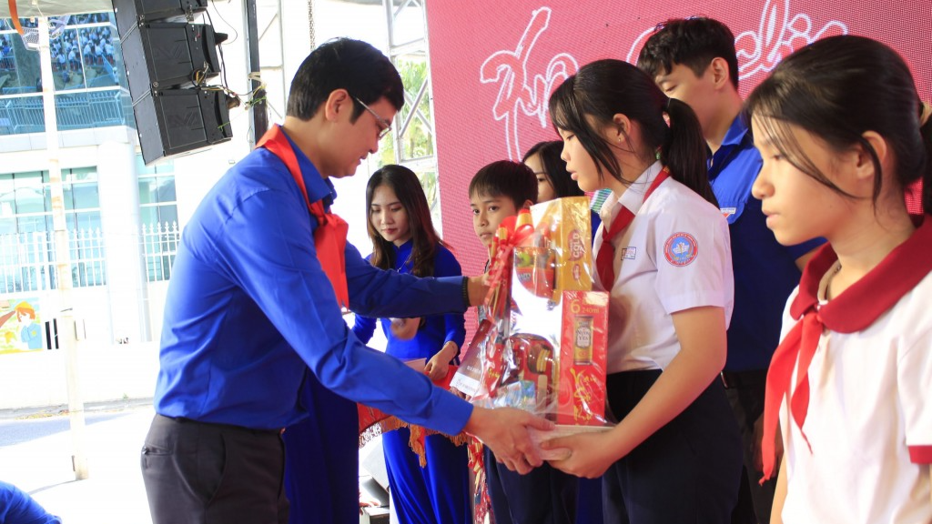 Bí thư thứ nhất Trung ương Đoàn Bùi Quang Huy trao tặng quà tới thiếu nhi