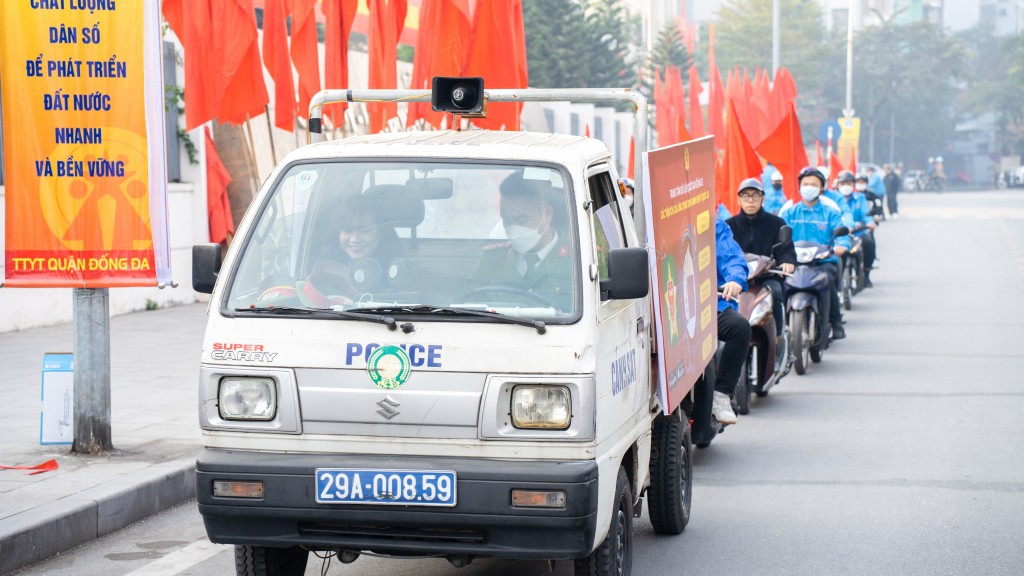 Đội hình tuyên truyền lưu động được dẫn đầu bởi xe công an phường cùng loa phát thanh