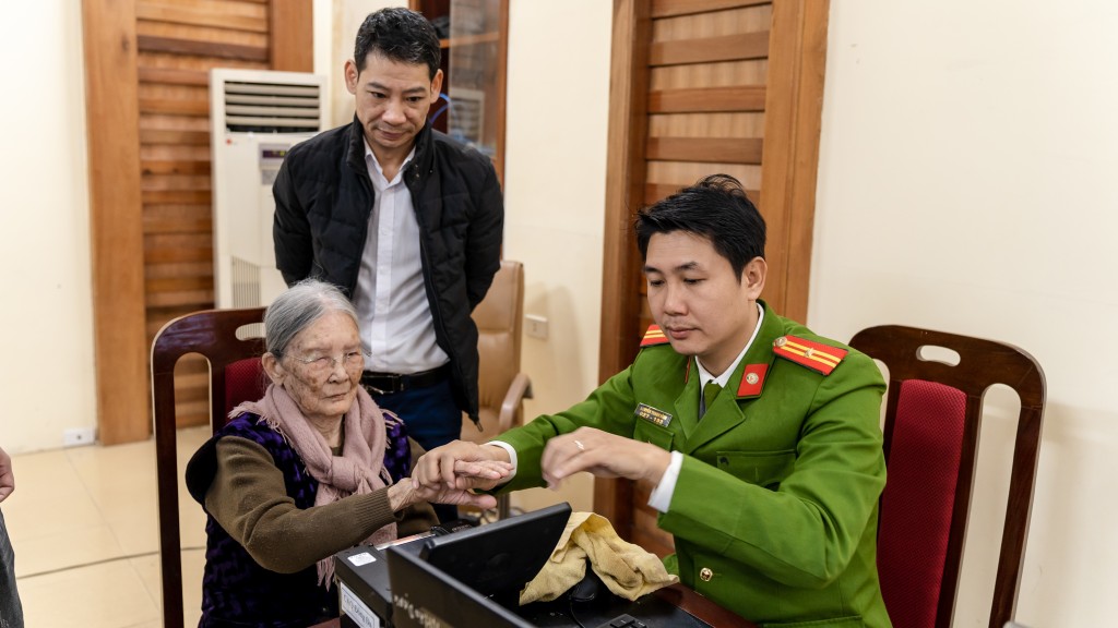 Cụ bà 97 tuổi được lực lượng công an hỗ trợ làm căn cước công dân gắn chíp tận tình