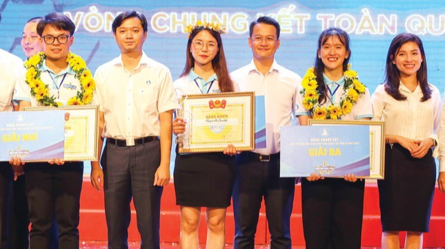 Nguyễn Thị Châu Anh (thứ ba từ trái sang) giành ngôi Quán quân cuộc thi Thủ lĩnh Hội Sinh viên